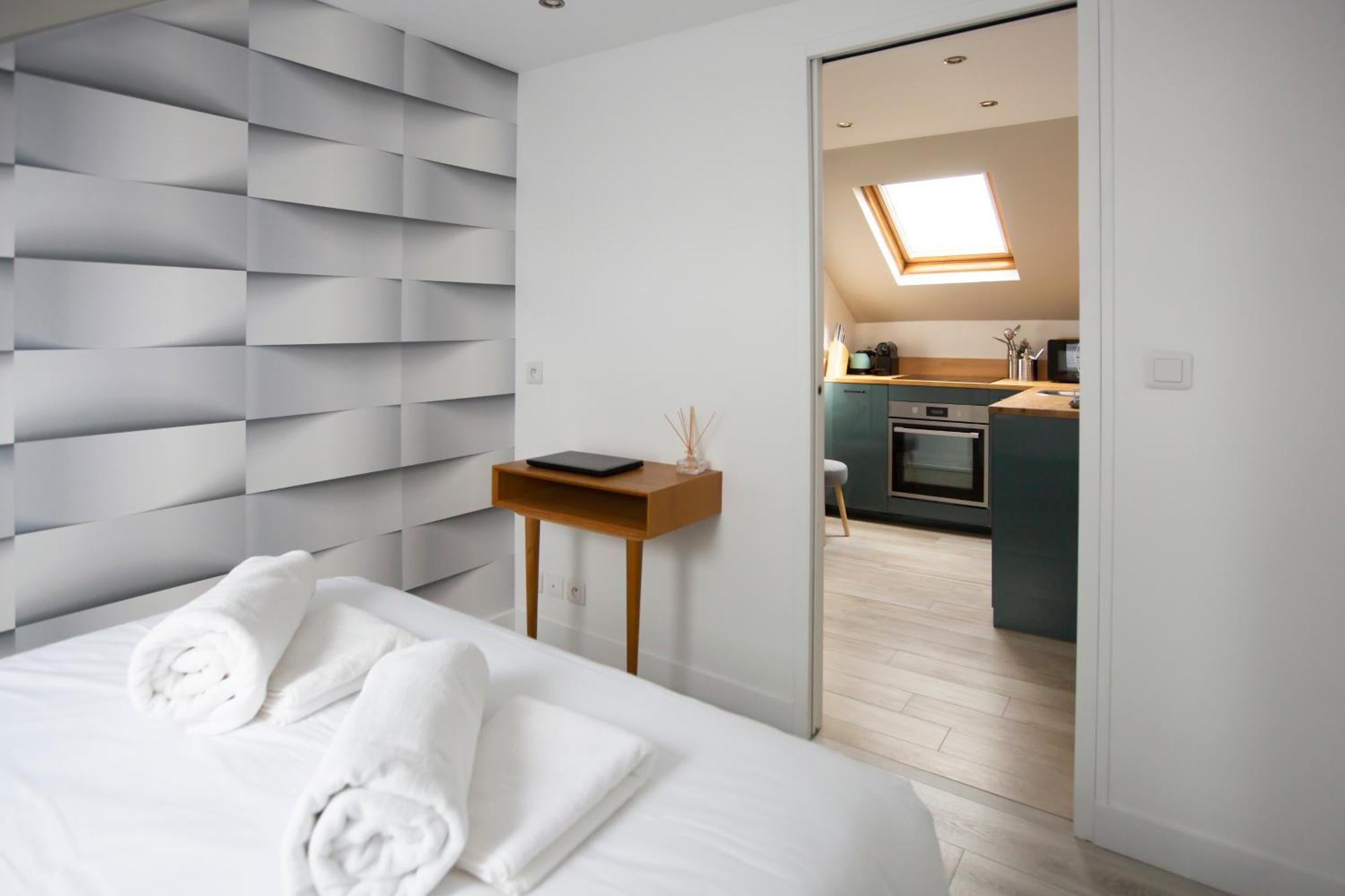 Modern Apartement In The City Center. Поаси Екстериор снимка