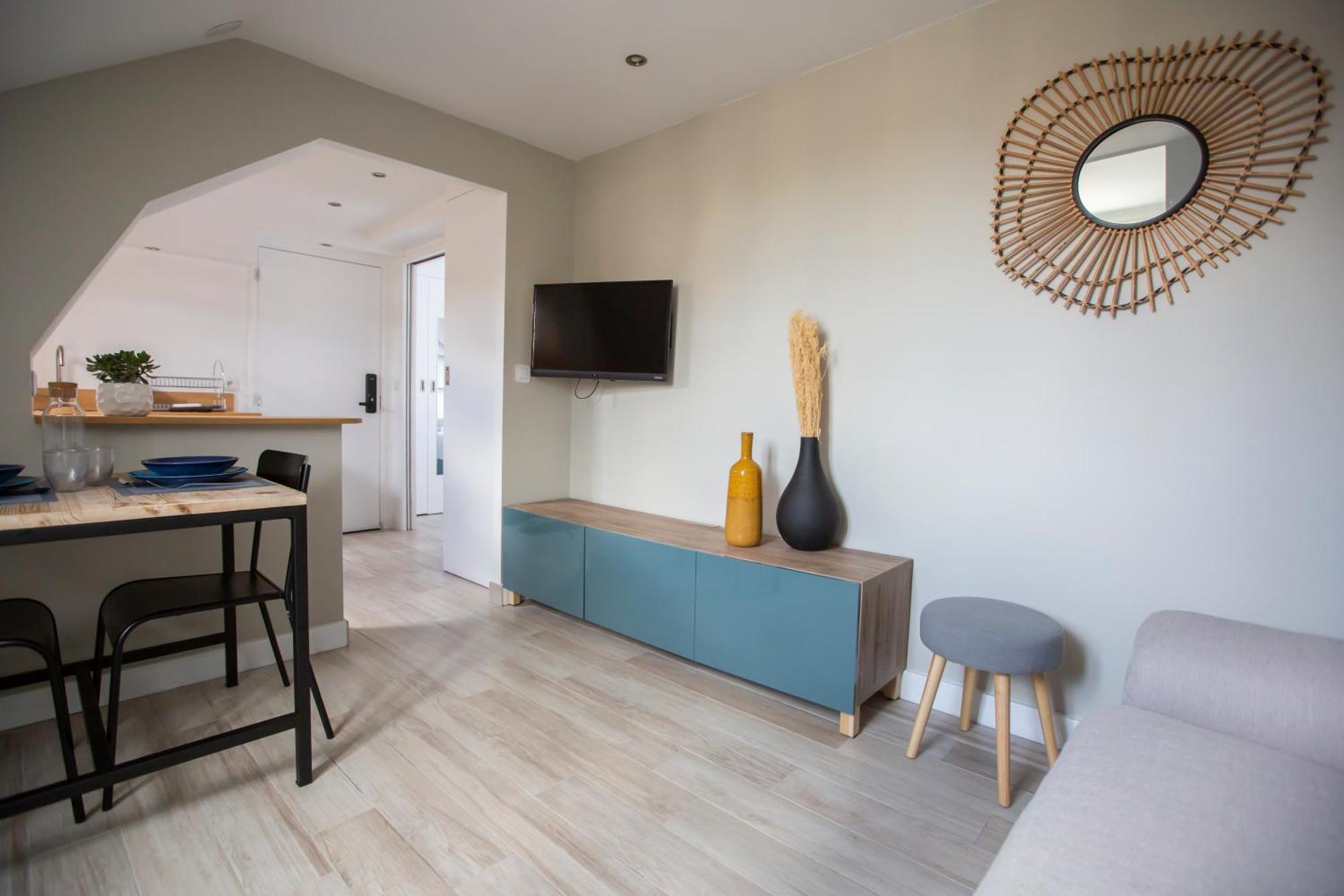 Modern Apartement In The City Center. Поаси Екстериор снимка